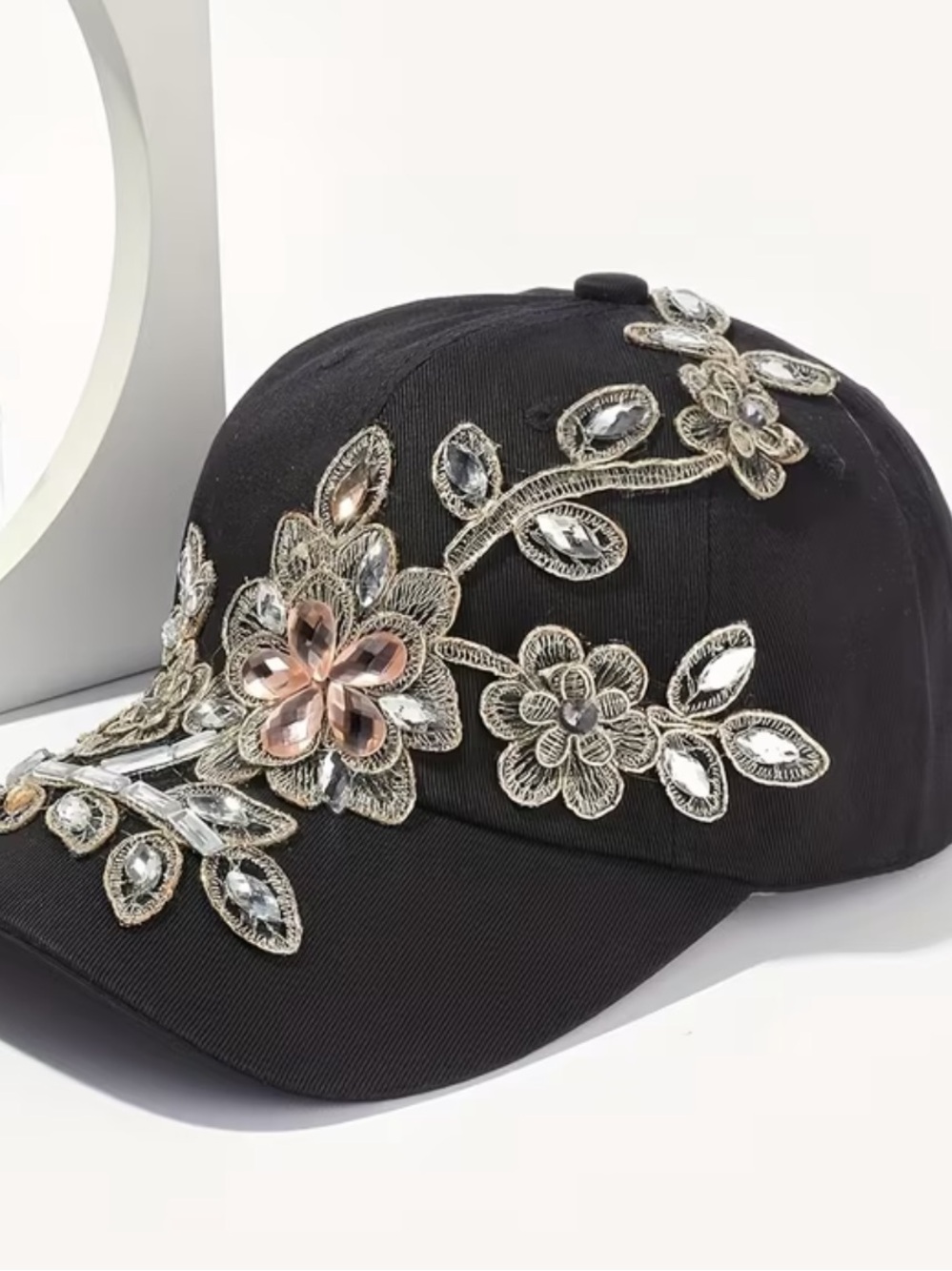 Flowered woman’s cap